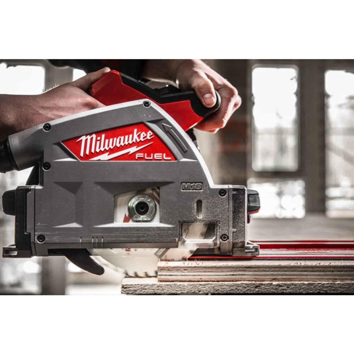 M18 FUEL™ SEGA AD AFFONDAMENTO DA 55 MM PER LEGNO, COMPATIBILE CON GUIDA PARALLELA
