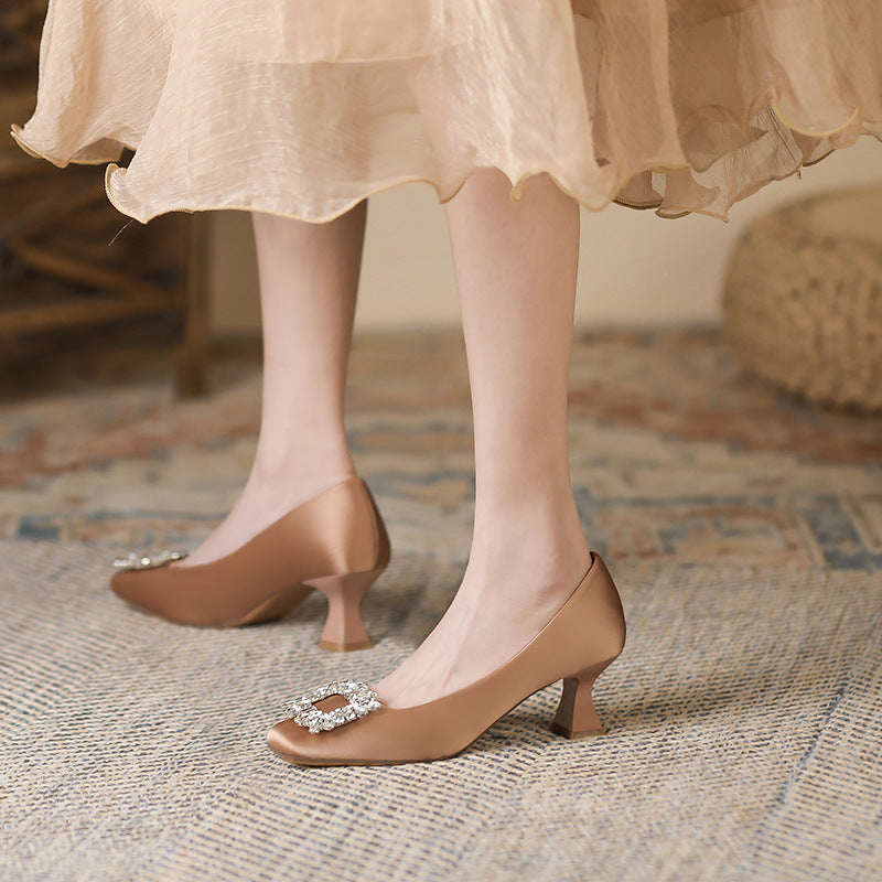 Scarpe con punta quadrata, tacco a spillo e scollatura, con strass