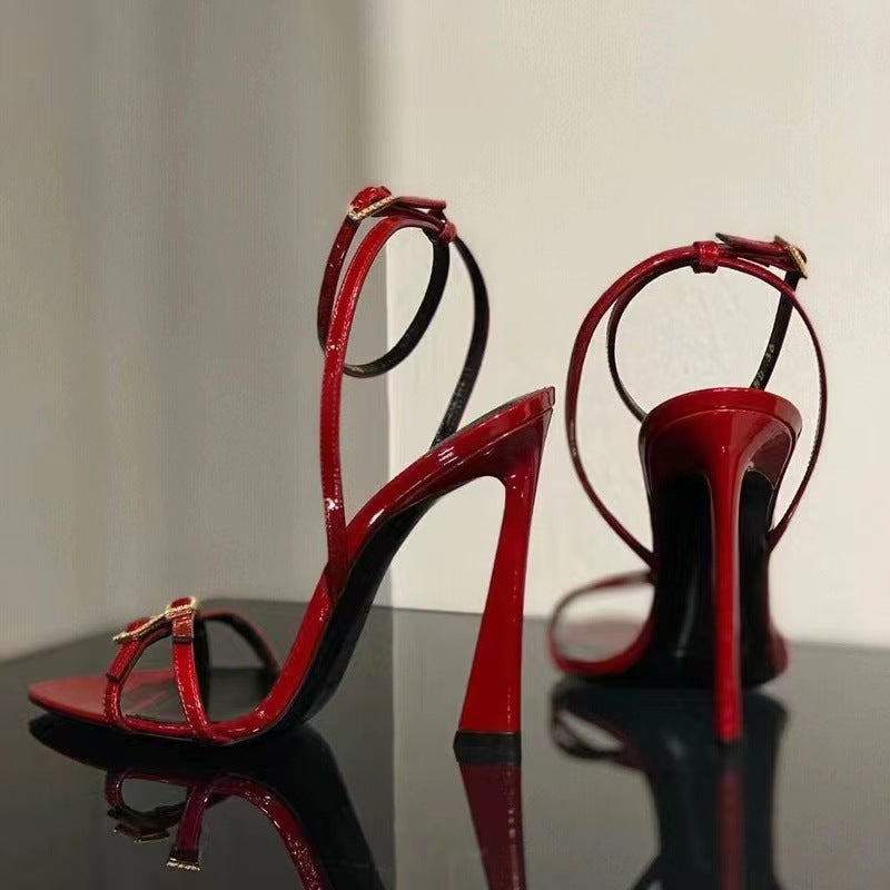 Scarpe con tacco alto eleganti da donna con cinturino sottile