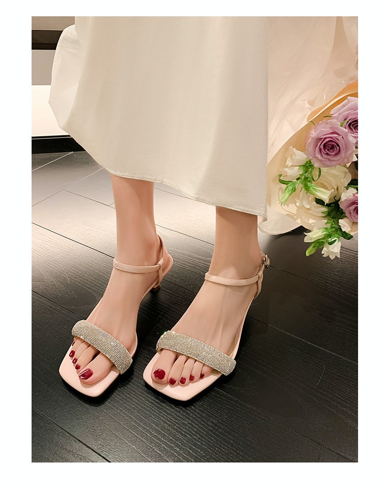 Elegante sandalo con tacco medio e punta aperta