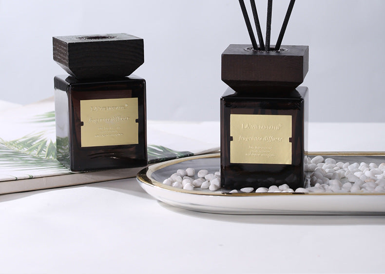 Diffusore a bastoncini in rattan con coperchio in legno e oli essenziali "Hotel Fragrance"