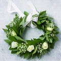 SUCCESSO - Corona d'alloro con rose bianche e gypsophila
