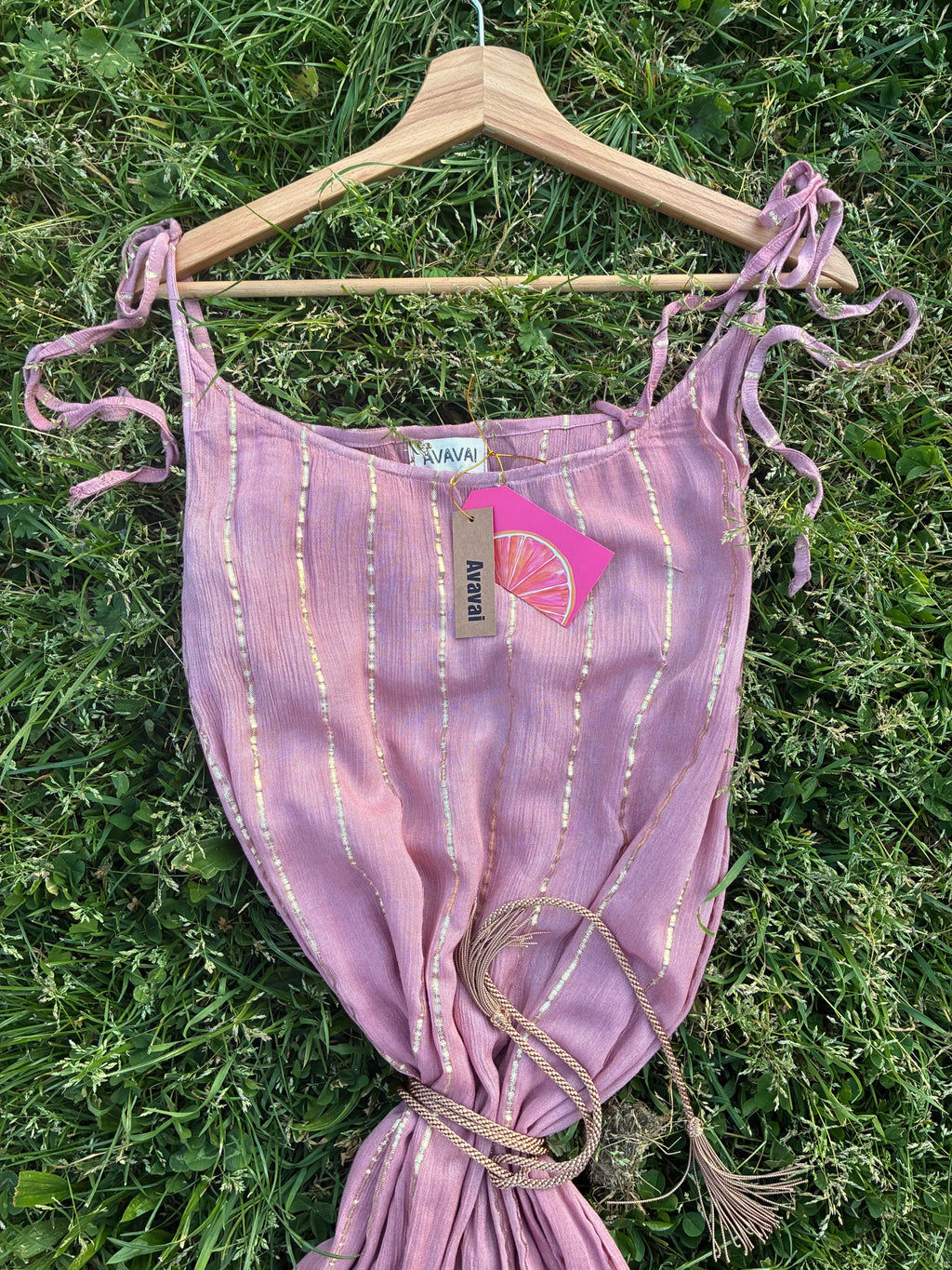 Maxi Dress a righe oro con cintura in cordoncino e nappine✨ Rosa Polvere