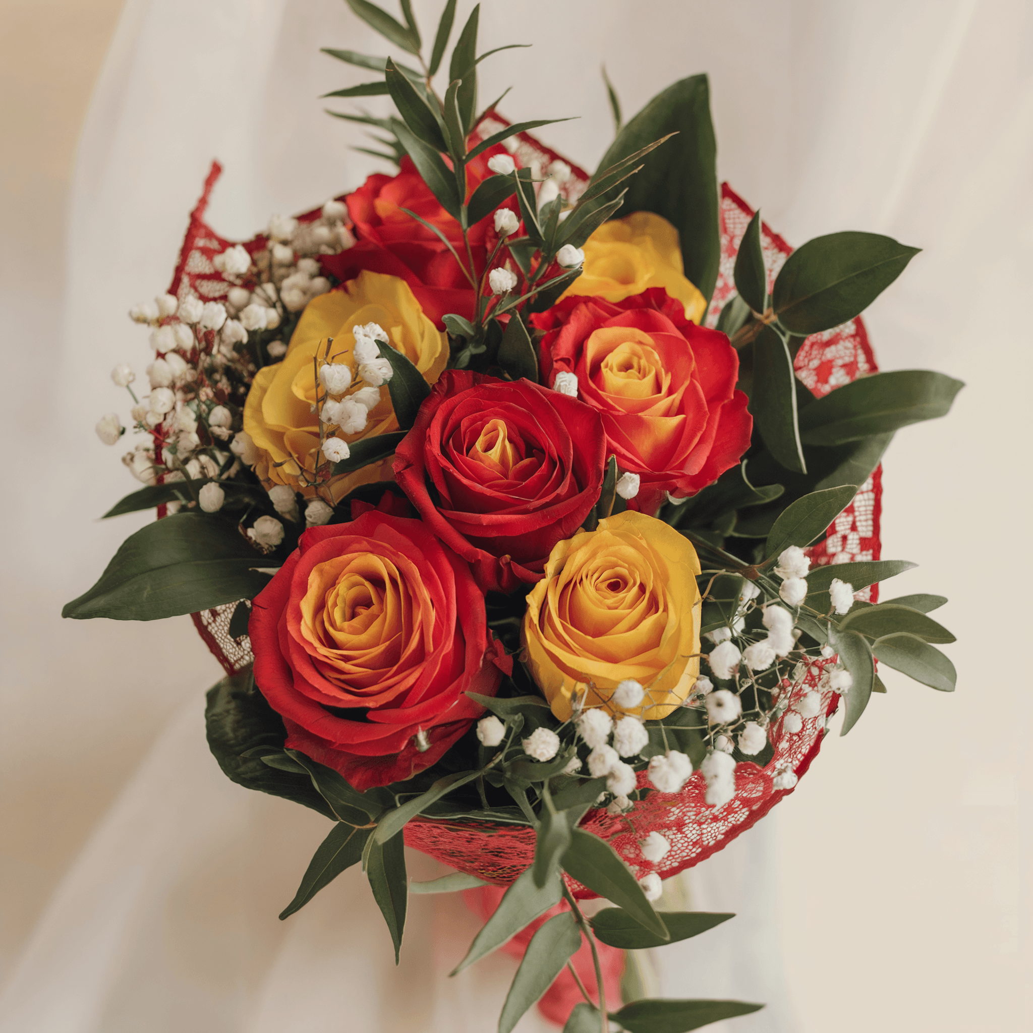 FIAMME DI GIOIA - Rose Rosse, Gialle, Arancio, Verde e Gypsophila
