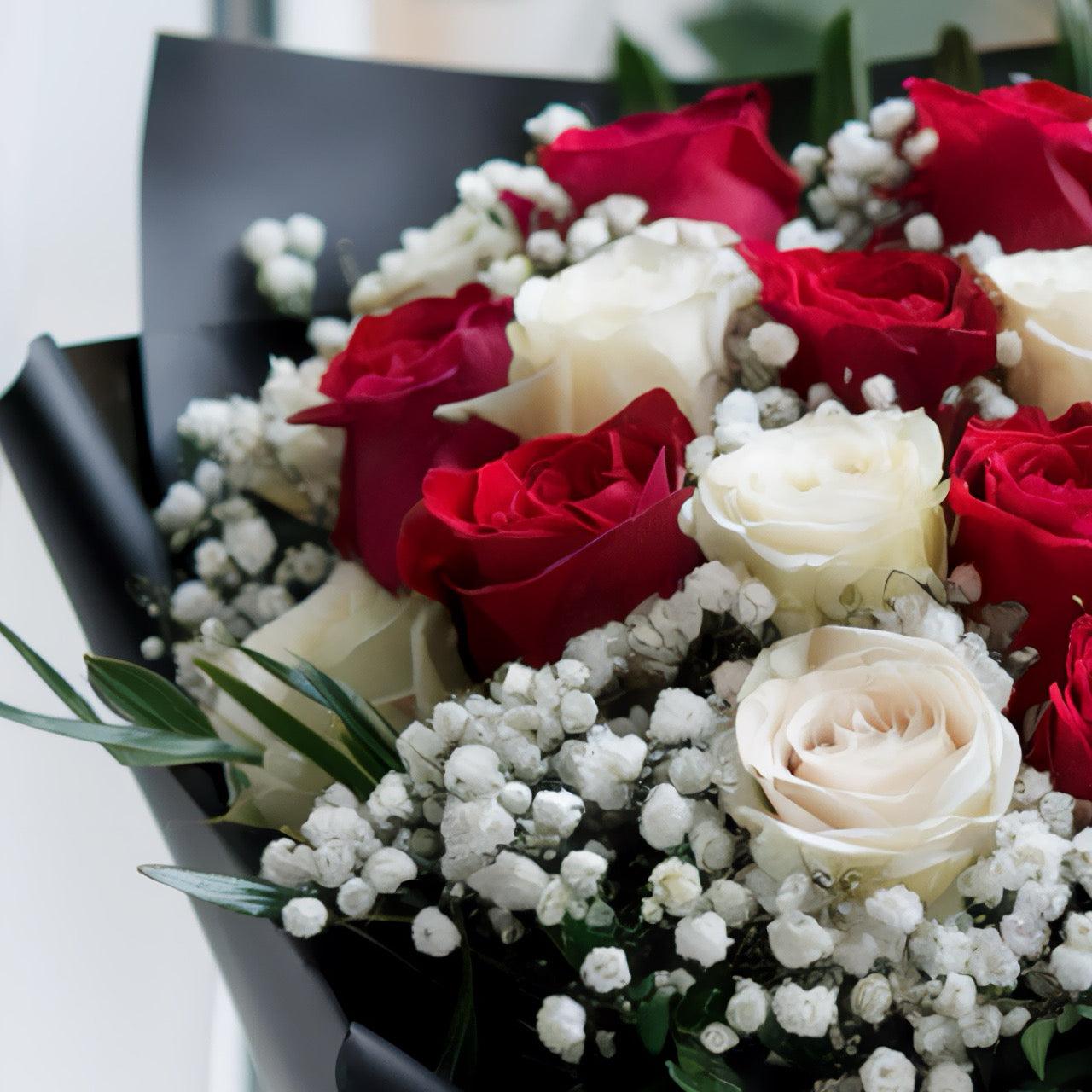 OMAGGIO SOLENNE – Bouquet Funebre di Rose Bianche e Rosse (Colore a Scelta del Fiorista)