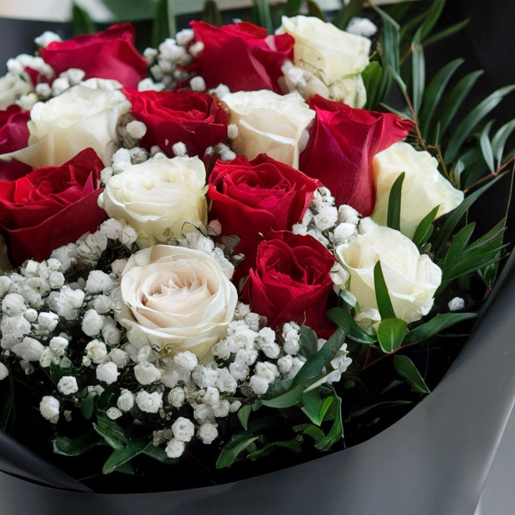 OMAGGIO SOLENNE – Bouquet Funebre di Rose Bianche e Rosse (Colore a Scelta del Fiorista)