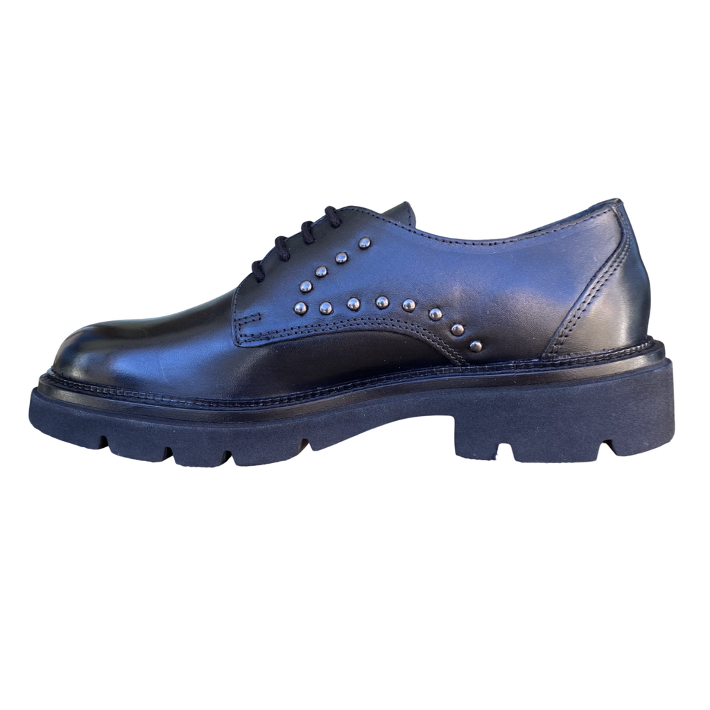 Vueva – Scarpa Bassa Donna in Pelle con Borchiette UB385203M1 Nero | Chic Grintoso e Comfort di Tendenza