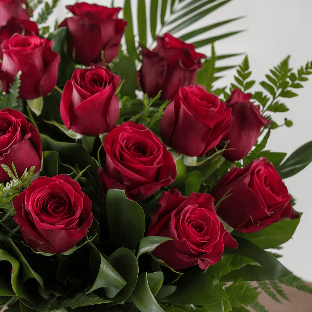 INCANTO DI ROSE – Ciotola di Rose Rosse e Verde Decorativo