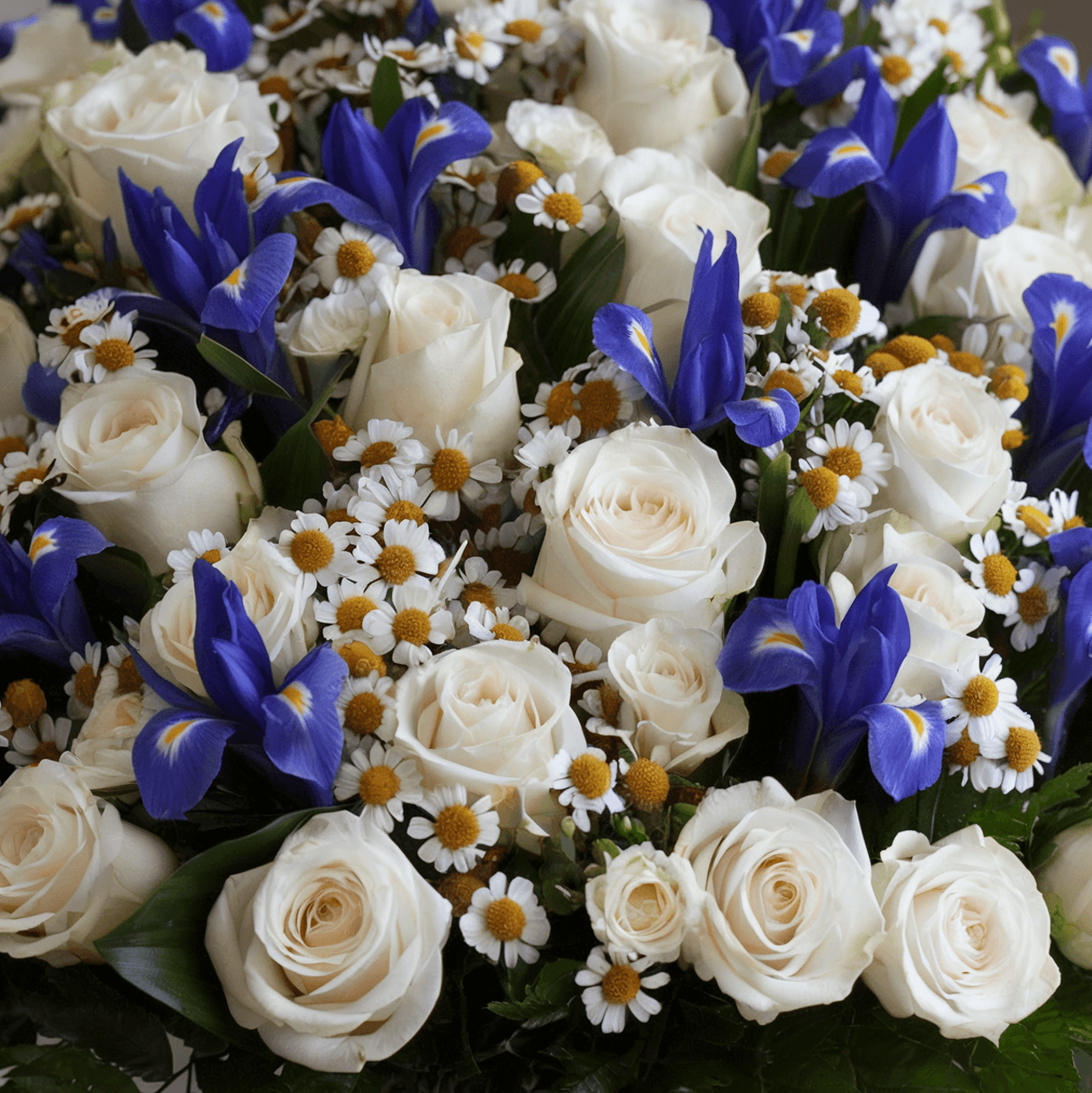 PUREZZA BLU – Bouquet di Rose Bianche e Iris