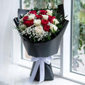 OMAGGIO SOLENNE – Bouquet Funebre di Rose Bianche e Rosse (Colore a Scelta del Fiorista)