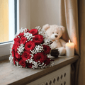 TENEREZZA ROSSA – Rose Rosse, Gypsophila, Verde Decorativo e Orso di Peluche INCLUSO