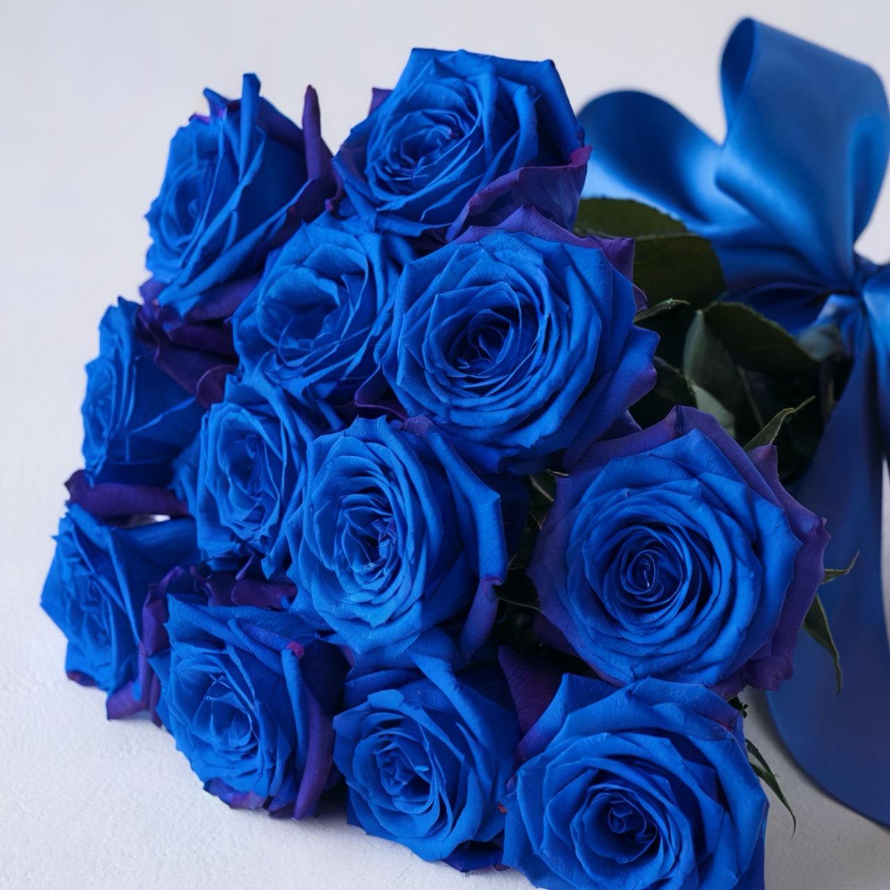 ELEGANZA BLU – Mazzo di Rose Blu con Verde Decorativo