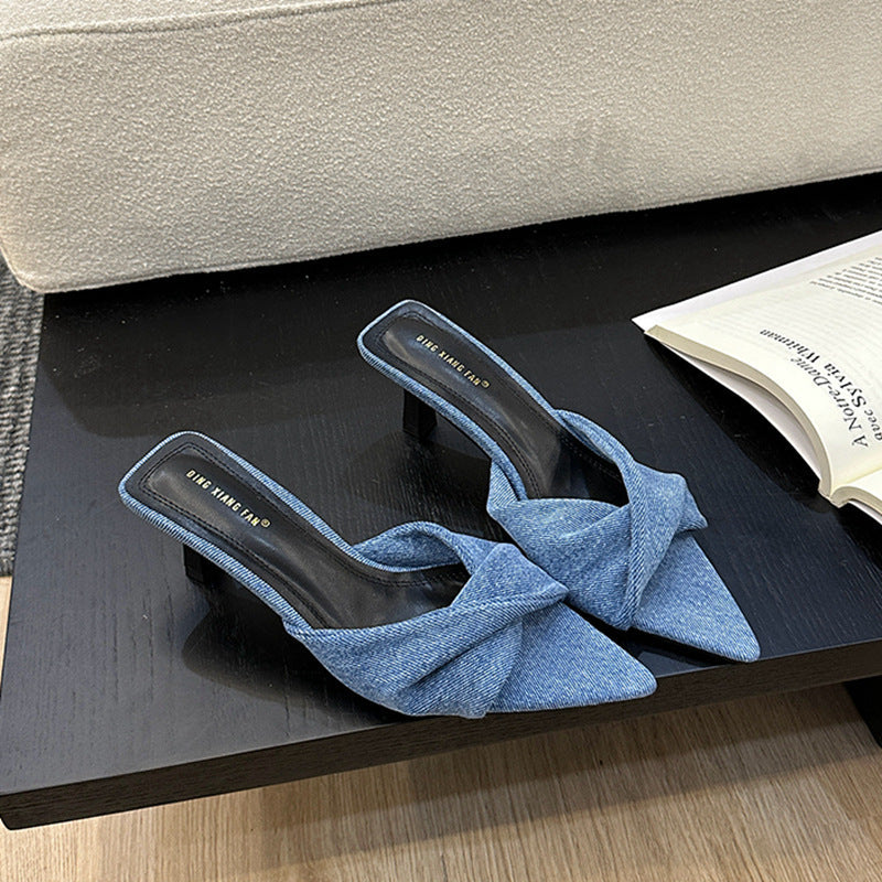 Sandali in denim con punta aperta: nuovi modelli eleganti con tacco alto da donna