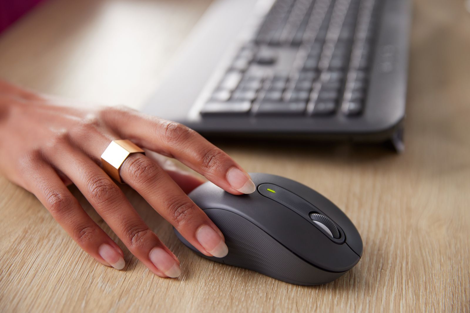 Logitech 920-010996 tastiera Mouse incluso Ufficio Bluetooth QWERTY Italiano Grafite [920-010996]