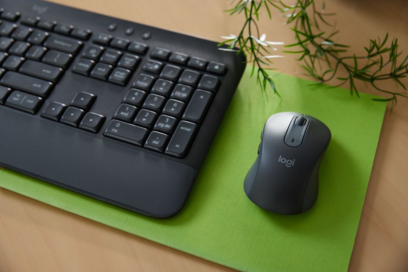 Logitech 920-010996 tastiera Mouse incluso Ufficio Bluetooth QWERTY Italiano Grafite [920-010996]