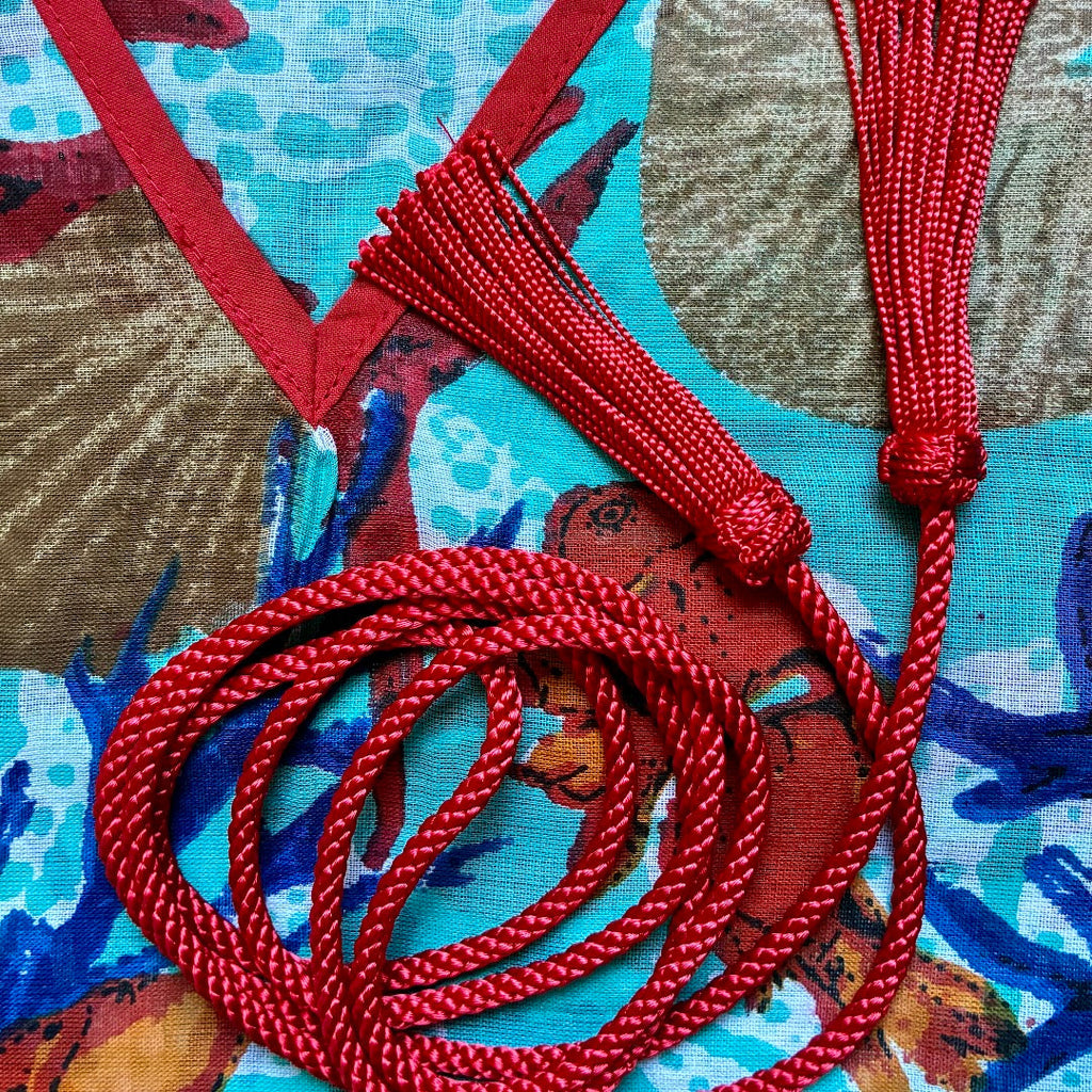 Caftano con cintura a cordoncino e nappina rossa ★ Nemo
