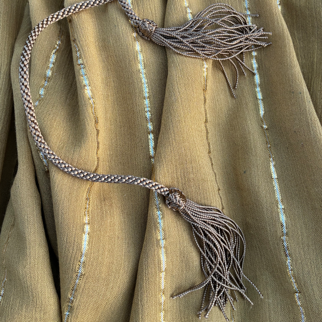 Maxi Dress a righe oro con cintura in cordoncino e nappine✨Giallo Pastello