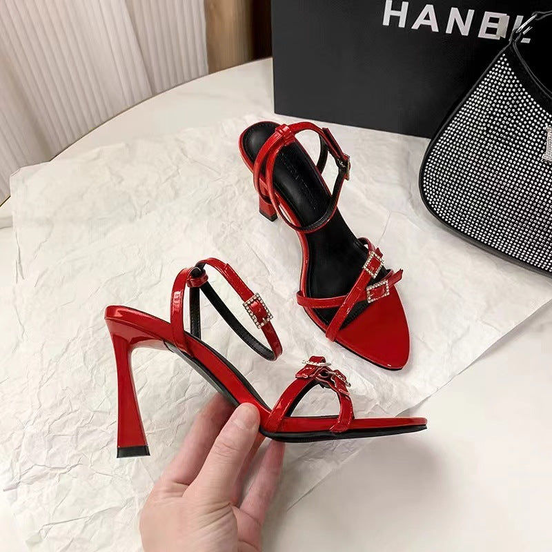 Scarpe con tacco alto eleganti da donna con cinturino sottile