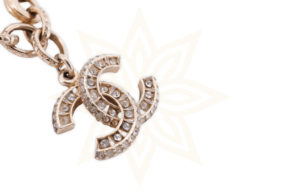Chanel Bracciale Vintage in Perle con Logo CC in Cristalli