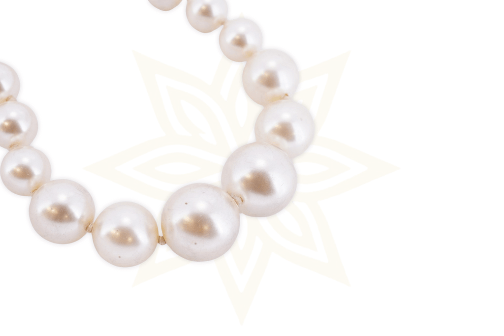 Chanel Bracciale Vintage in Perle con Logo CC in Cristalli
