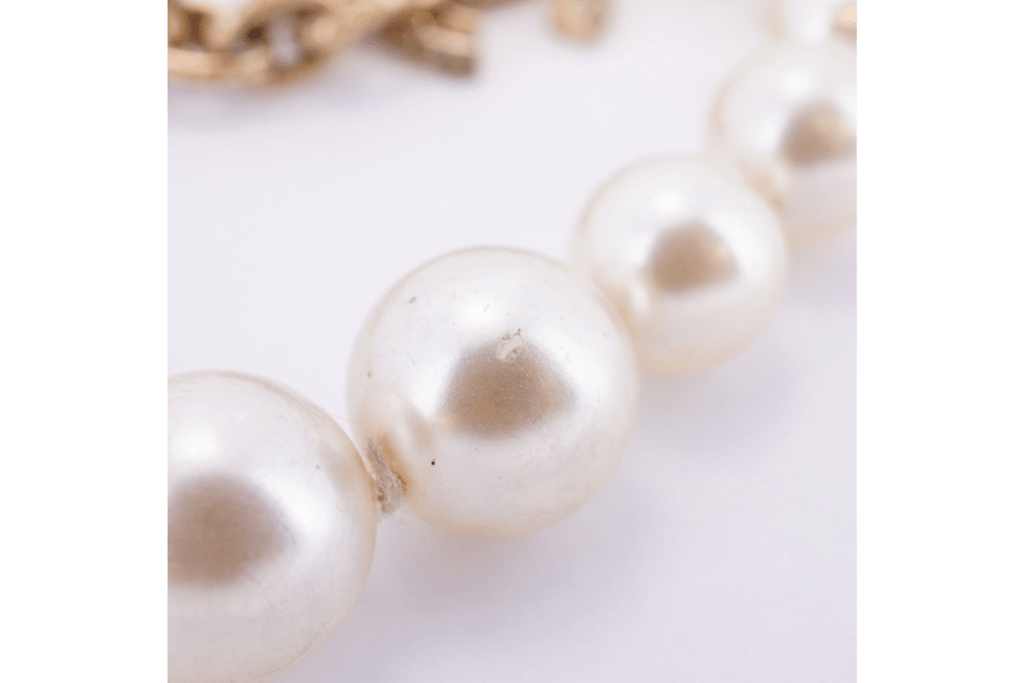 Chanel Bracciale Vintage in Perle con Logo CC in Cristalli